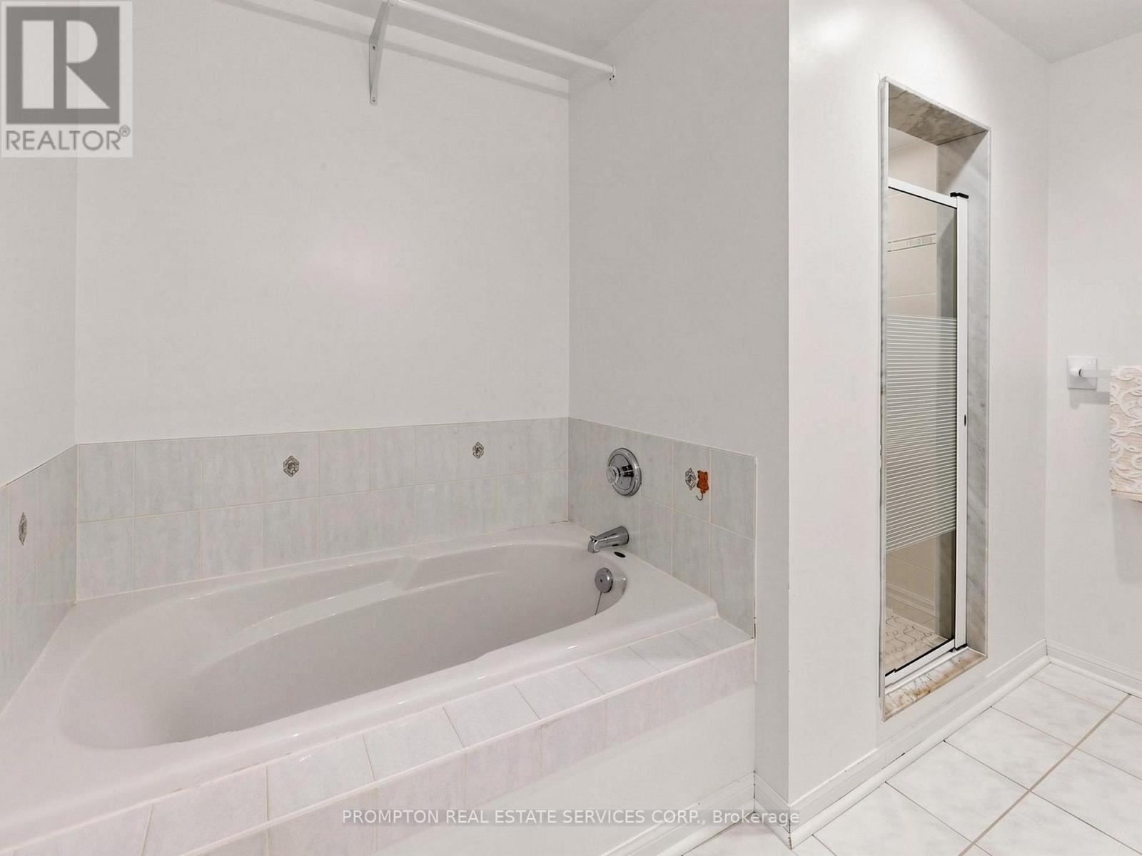 21 - 5 St.Moritz Way, Markham, ON