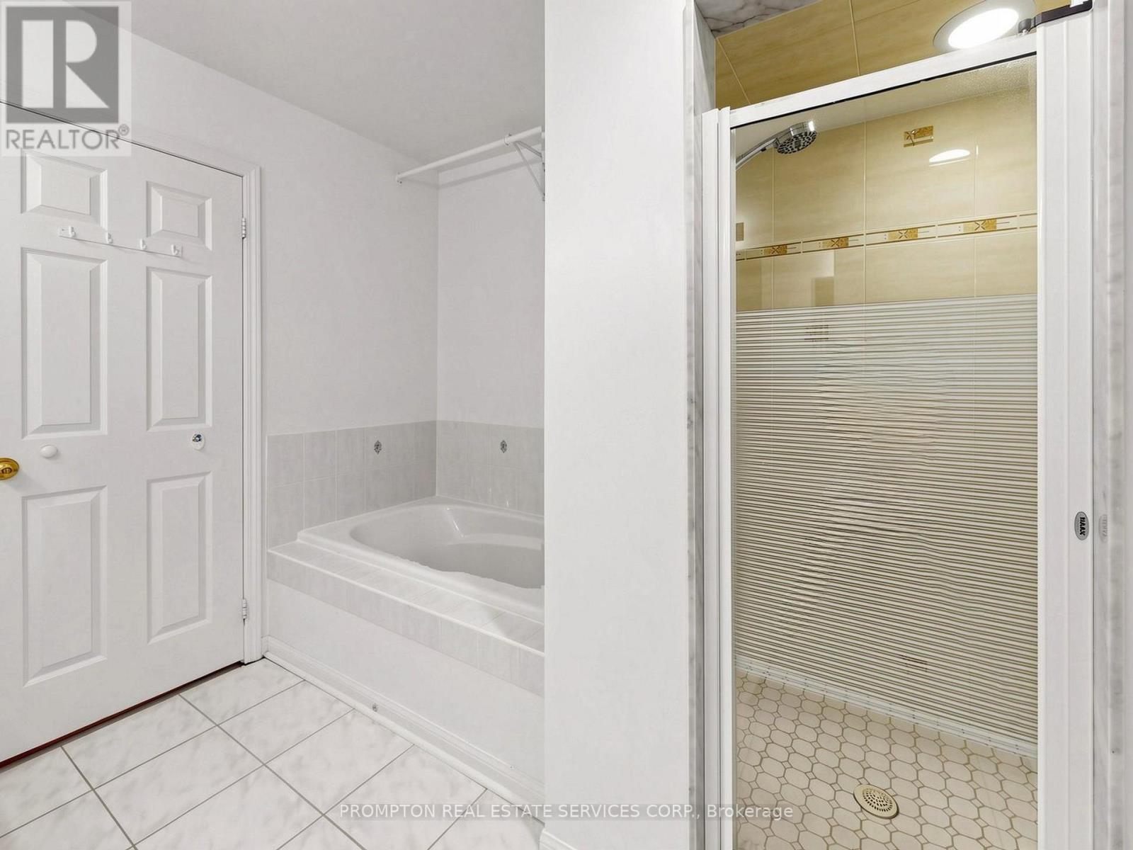 21 - 5 St.Moritz Way, Markham, ON