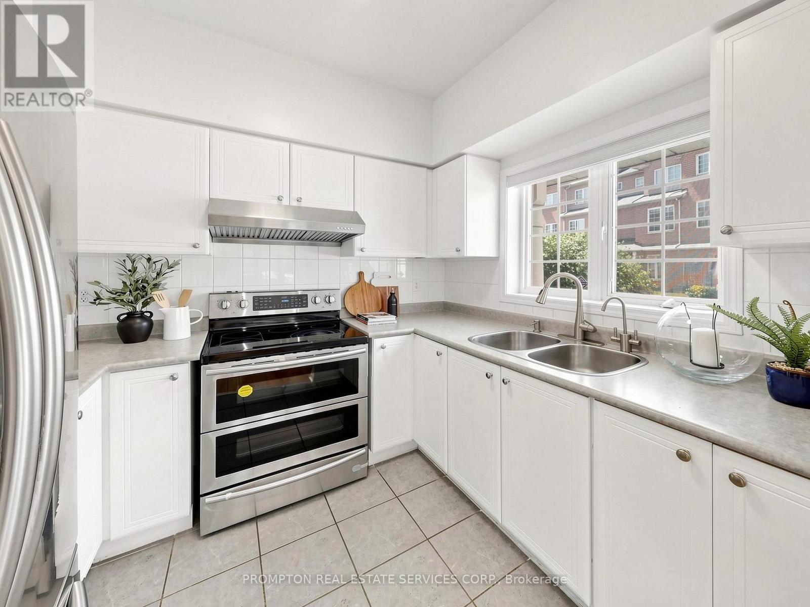 21 - 5 St.Moritz Way, Markham, ON