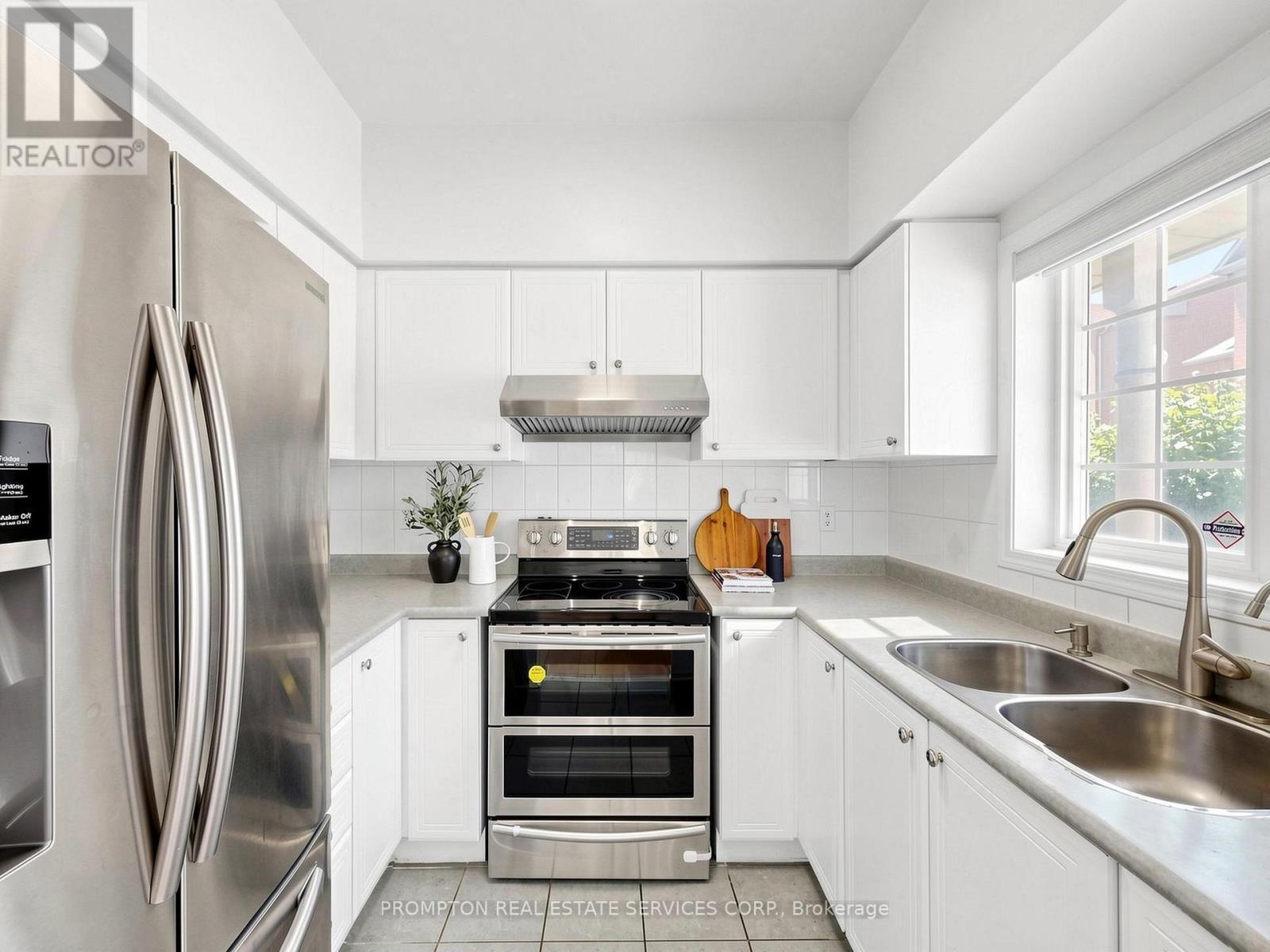 21 - 5 St.Moritz Way, Markham, ON