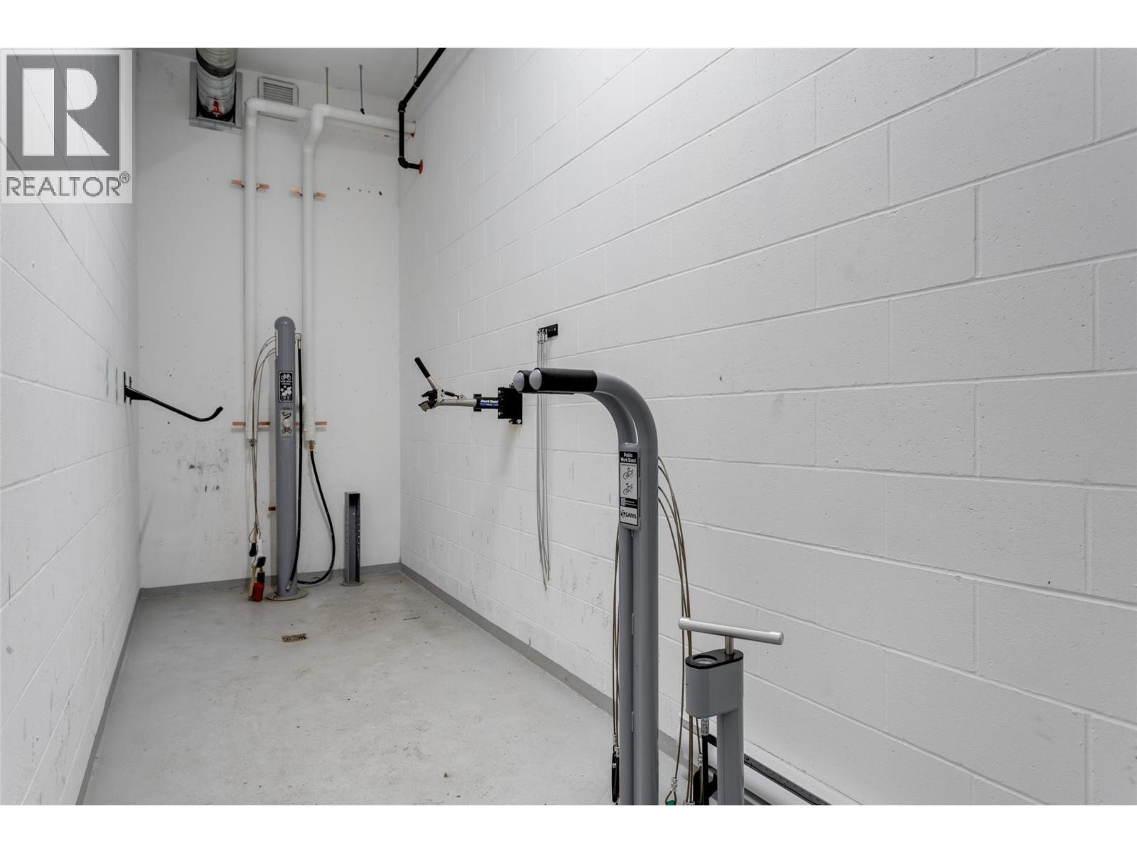 1588 Ellis Street Unit# 1109 Lot# 52, Kelowna, BC - Indoor Photo Showing Garage