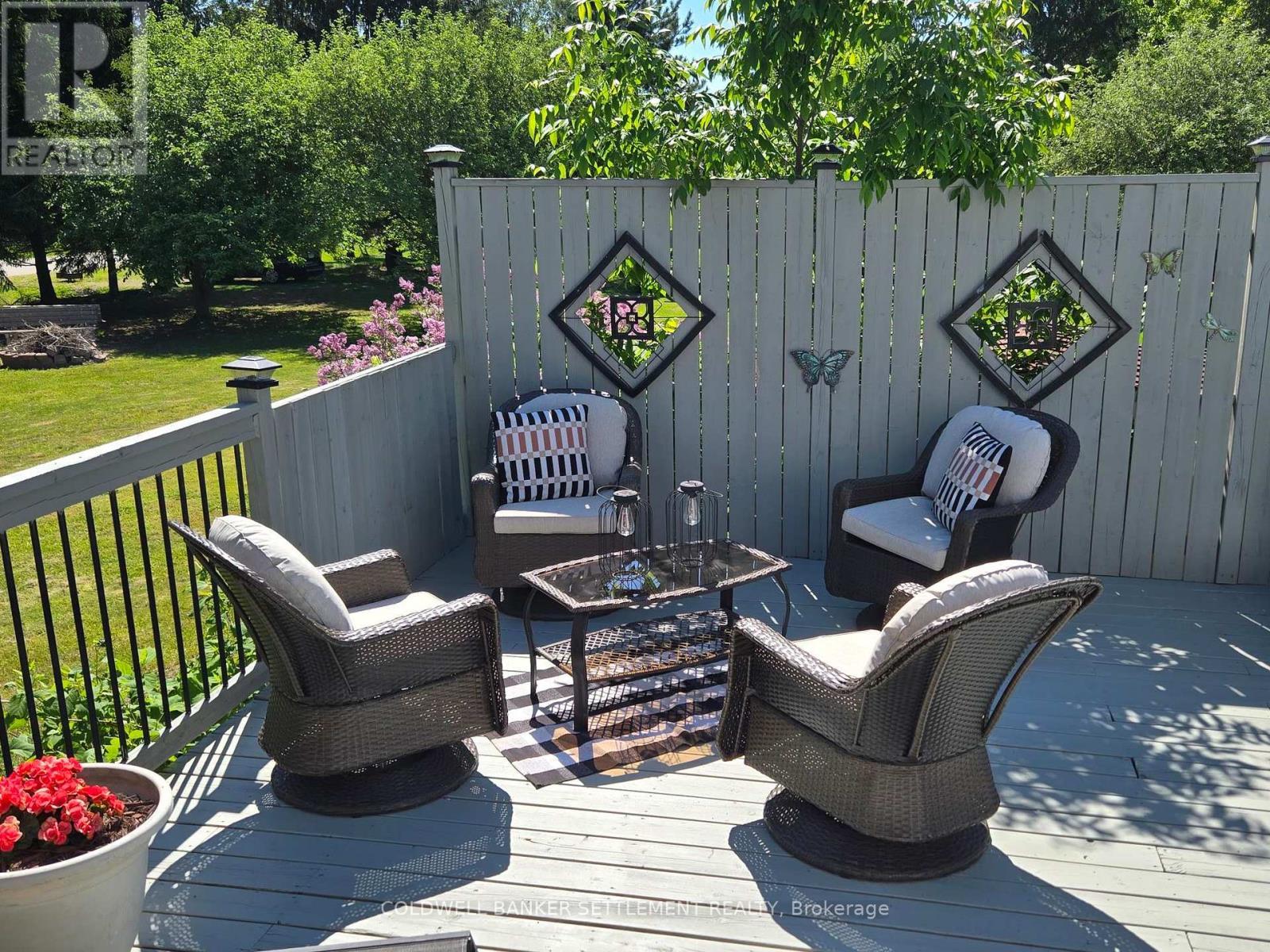 Private sitting area on deck - 12 Cornell Crescent, Elizabethtown-Kitley, ON