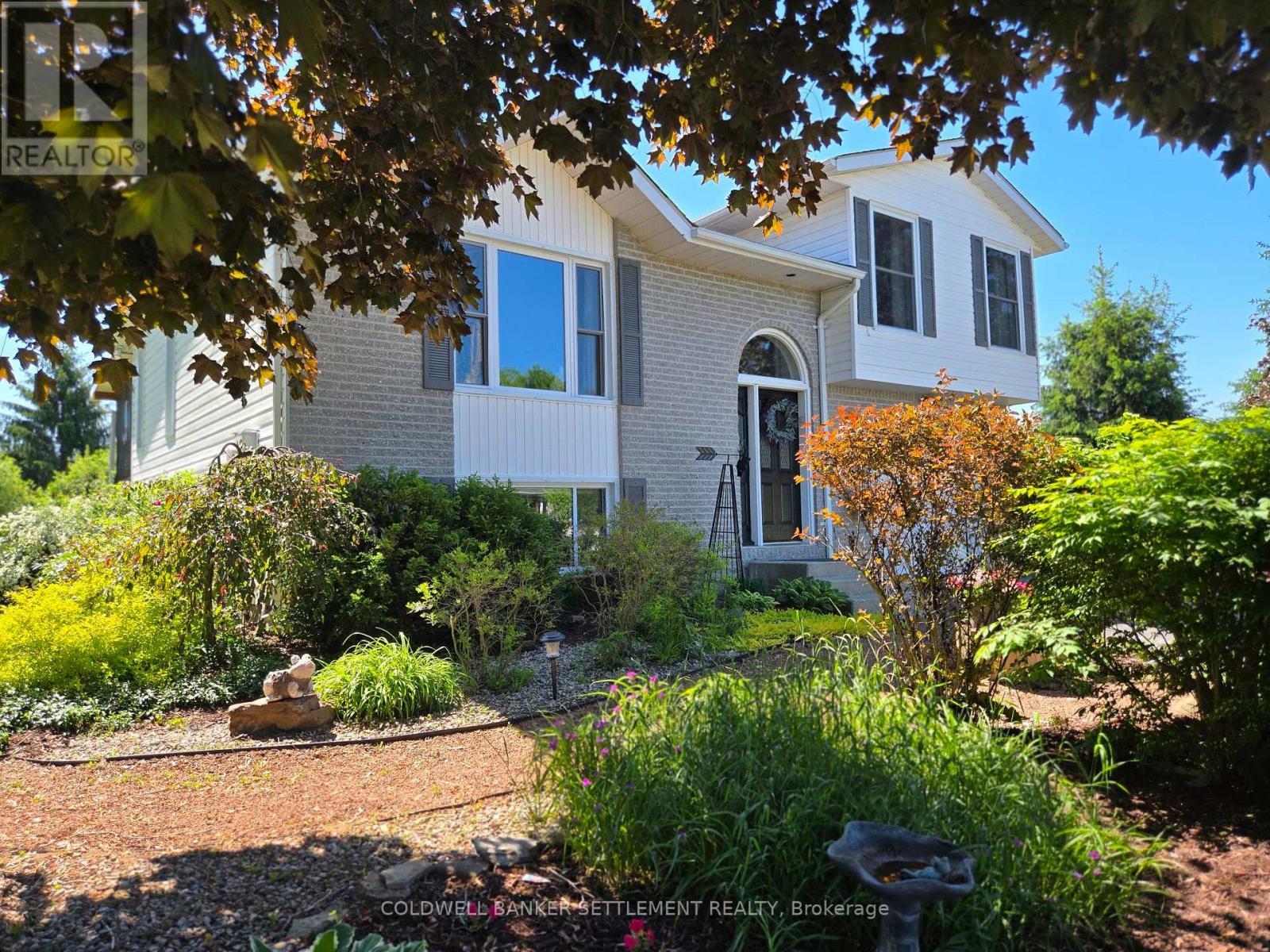 Front gardens - 12 Cornell Crescent, Elizabethtown-Kitley, ON