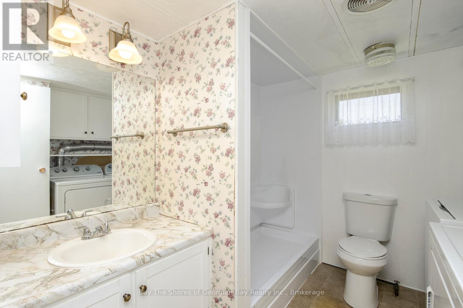10 Maple Lane, Midland, ON - Indoor Photo Showing Bathroom