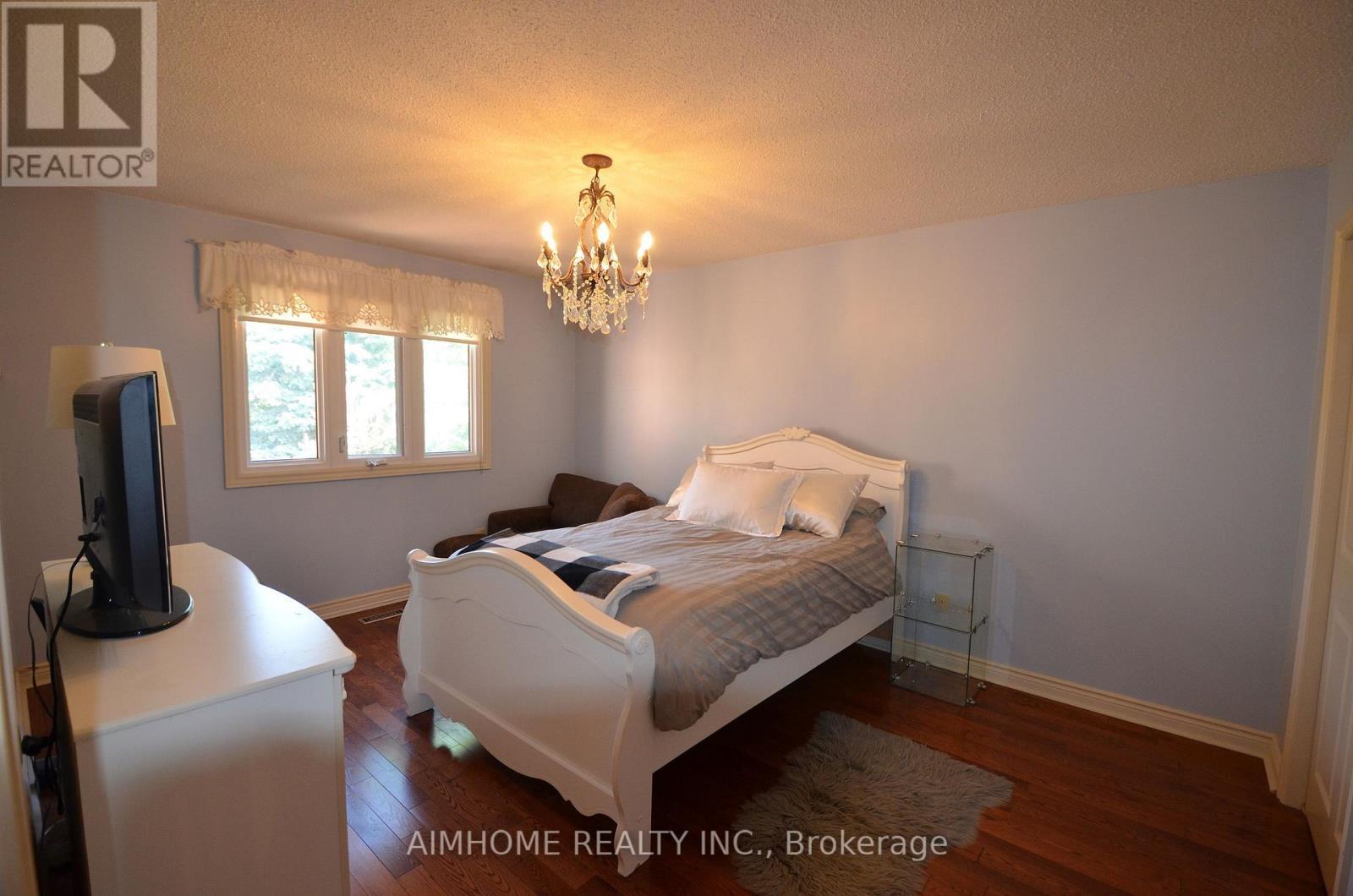 80 Golf Links Drive, Aurora, ON