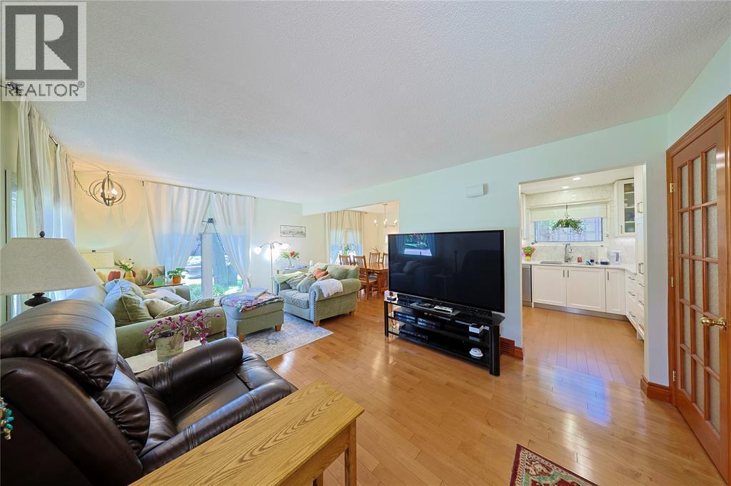 22 Turner Drive, Sarnia, ON - Indoor Photo Showing Living Room