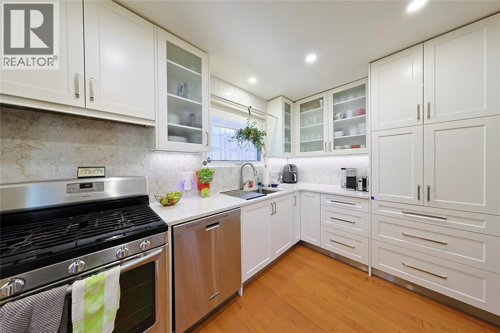 22 Turner Drive, Sarnia, ON - Indoor Photo Showing Kitchen With Upgraded Kitchen