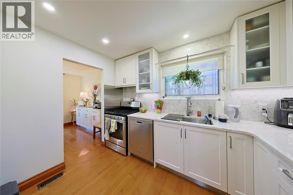 22 Turner Drive, Sarnia, ON - Indoor Photo Showing Kitchen