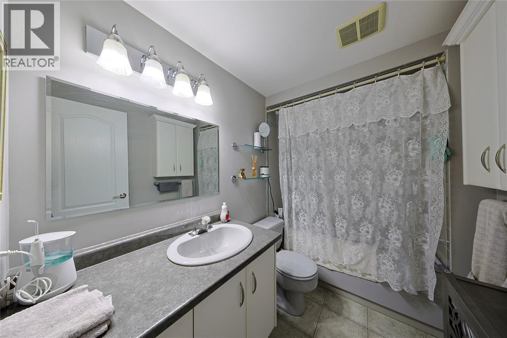 22 Turner Drive, Sarnia, ON - Indoor Photo Showing Bathroom
