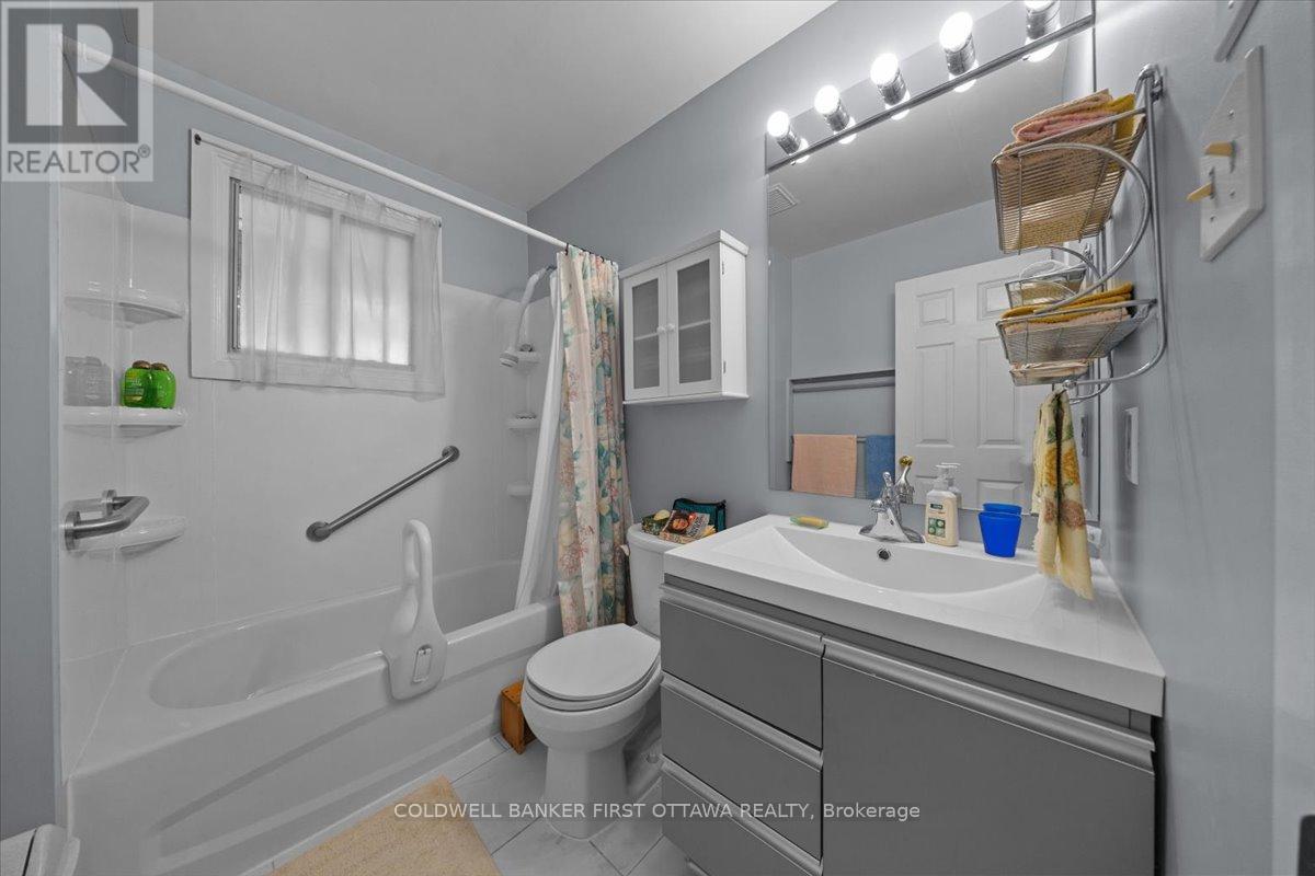 832 Ivanhoe Avenue, Ottawa, ON