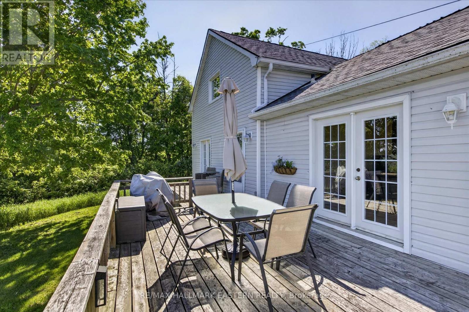 Century farmhouse spacious deck for entertaining - 794 Morton Line, Cavan Monaghan (Cavan Twp), ON