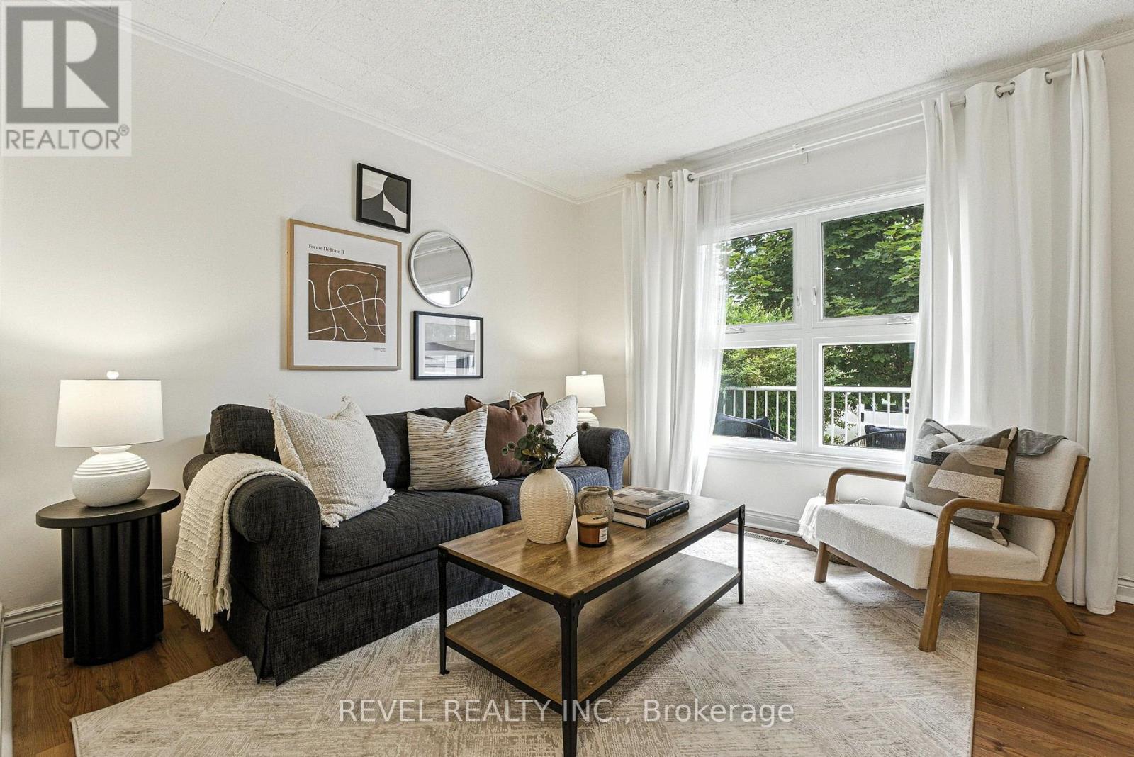 236 Cope Street, Hamilton, ON - Indoor Photo Showing Living Room