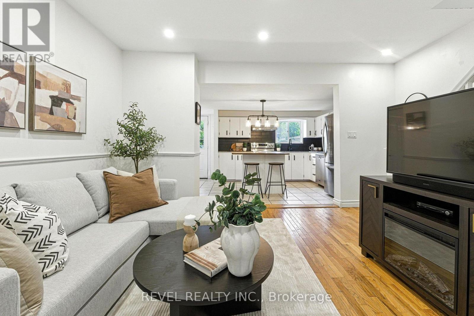236 Cope Street, Hamilton, ON - Indoor Photo Showing Living Room