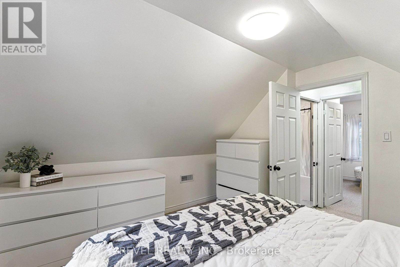 236 Cope Street, Hamilton, ON - Indoor Photo Showing Bedroom