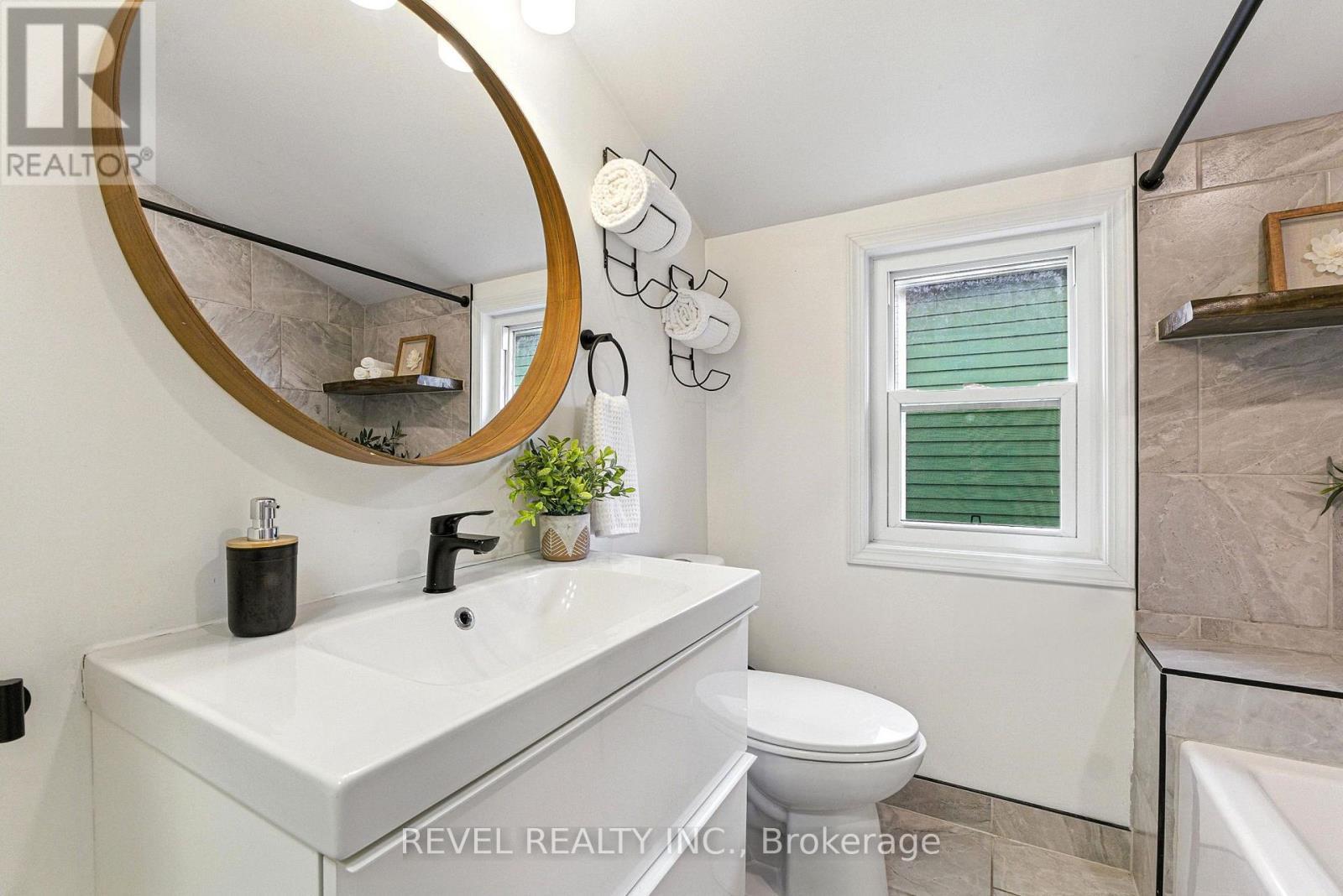 236 Cope Street, Hamilton, ON - Indoor Photo Showing Bathroom