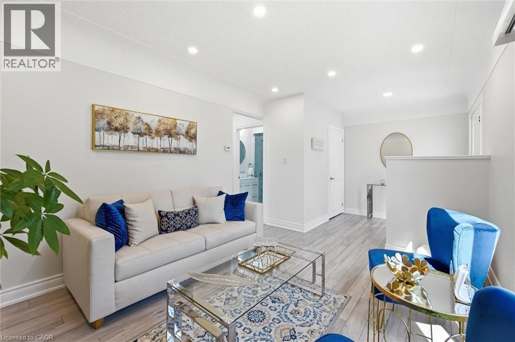 205 Dumbarton Avenue, Hamilton, ON - Indoor Photo Showing Living Room