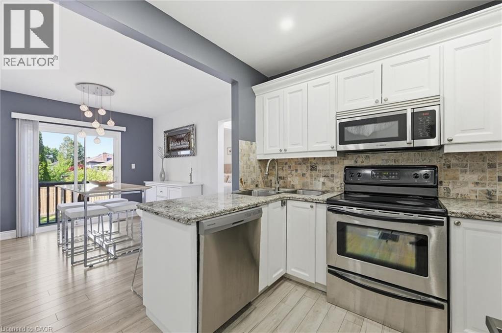 205 Dumbarton Avenue, Hamilton, ON - Indoor Photo Showing Kitchen