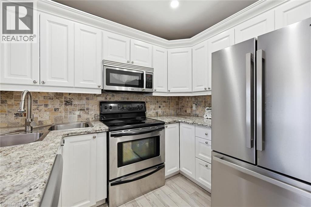 205 Dumbarton Avenue, Hamilton, ON - Indoor Photo Showing Kitchen