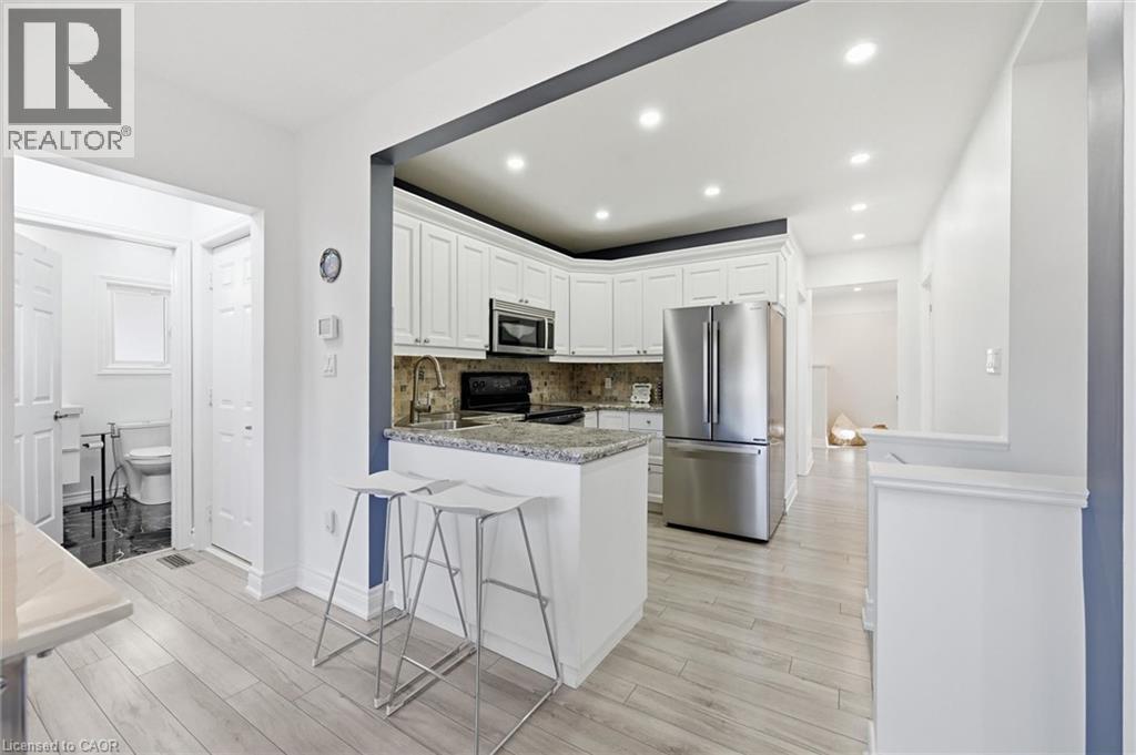 205 Dumbarton Avenue, Hamilton, ON - Indoor Photo Showing Kitchen