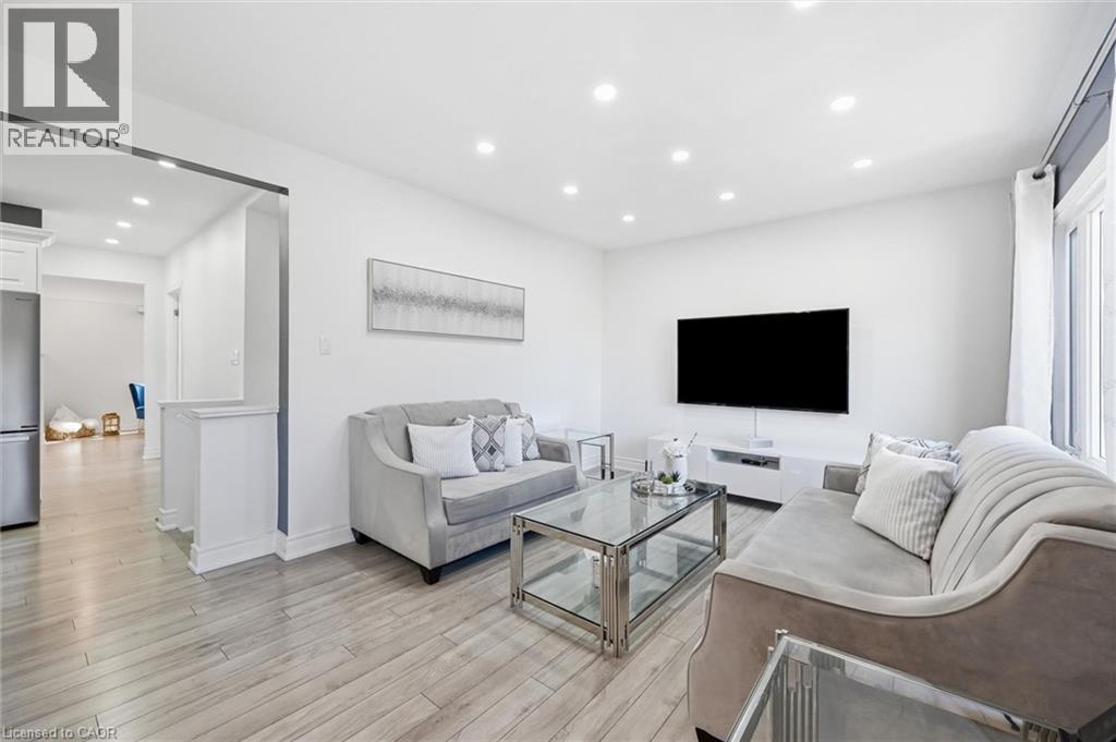205 Dumbarton Avenue, Hamilton, ON - Indoor Photo Showing Living Room