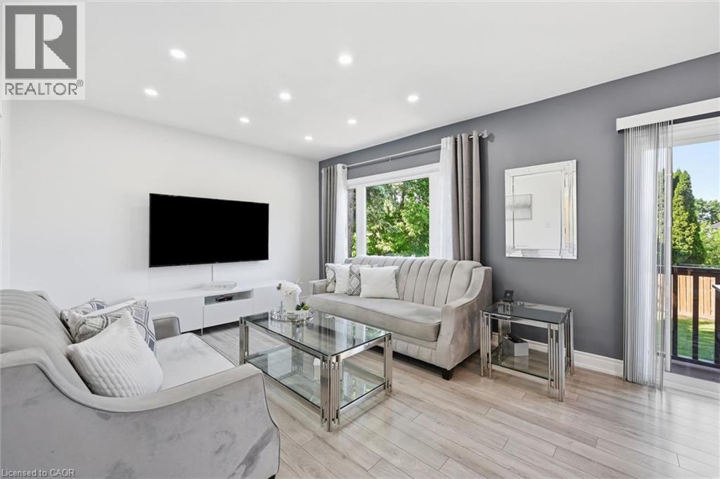 205 Dumbarton Avenue, Hamilton, ON - Indoor Photo Showing Living Room