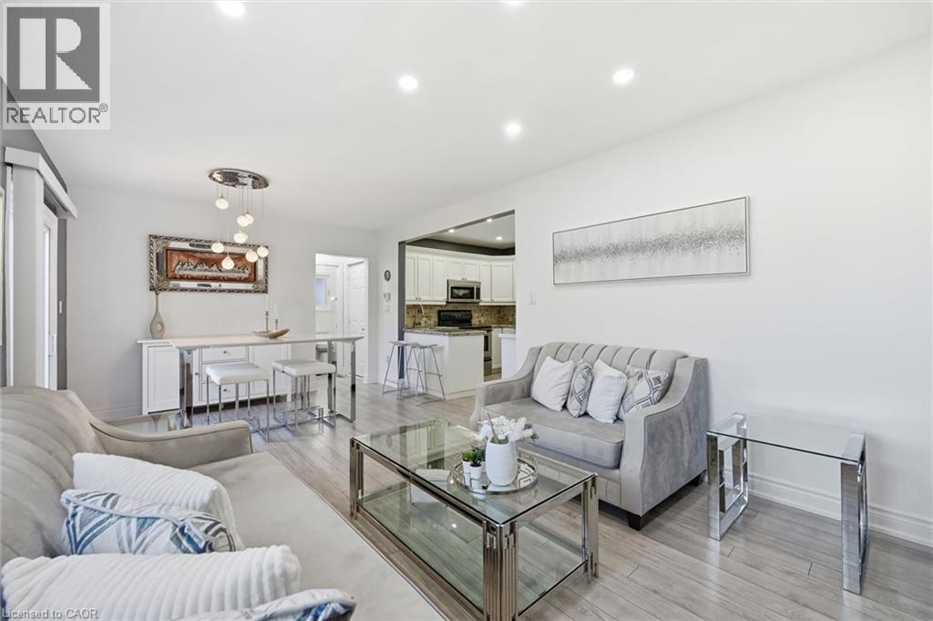 205 Dumbarton Avenue, Hamilton, ON - Indoor Photo Showing Living Room