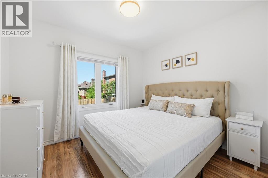 205 Dumbarton Avenue, Hamilton, ON - Indoor Photo Showing Bedroom
