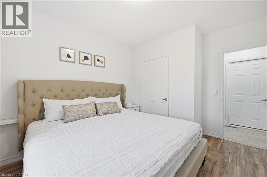 205 Dumbarton Avenue, Hamilton, ON - Indoor Photo Showing Bedroom
