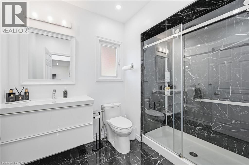 205 Dumbarton Avenue, Hamilton, ON - Indoor Photo Showing Bathroom