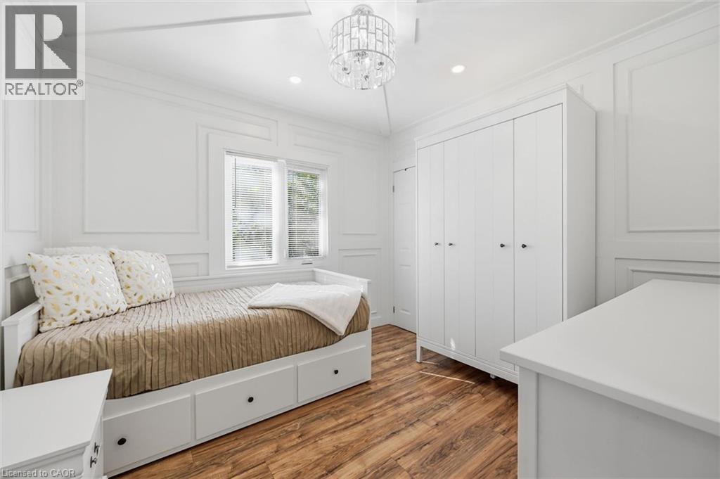 205 Dumbarton Avenue, Hamilton, ON - Indoor Photo Showing Bedroom