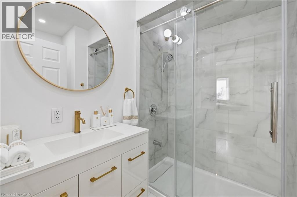 205 Dumbarton Avenue, Hamilton, ON - Indoor Photo Showing Bathroom