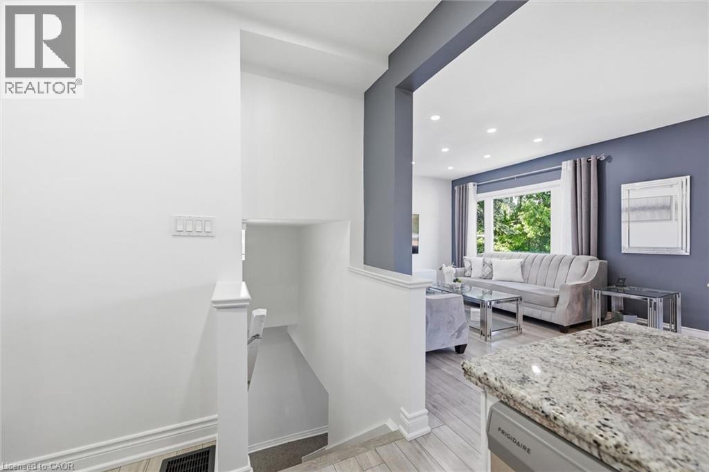 205 Dumbarton Avenue, Hamilton, ON - Indoor