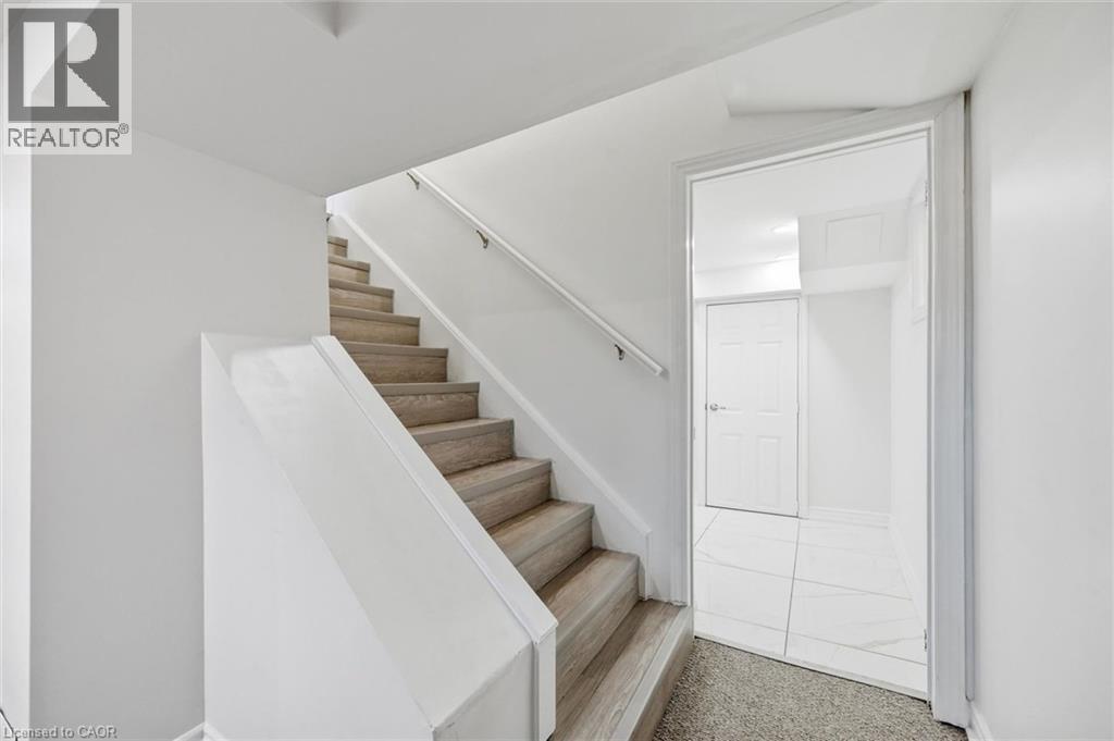 205 Dumbarton Avenue, Hamilton, ON - Indoor Photo Showing Other Room