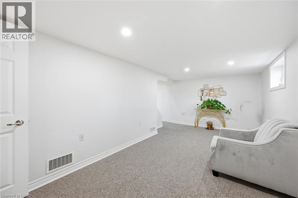 205 Dumbarton Avenue, Hamilton, ON - Indoor Photo Showing Other Room