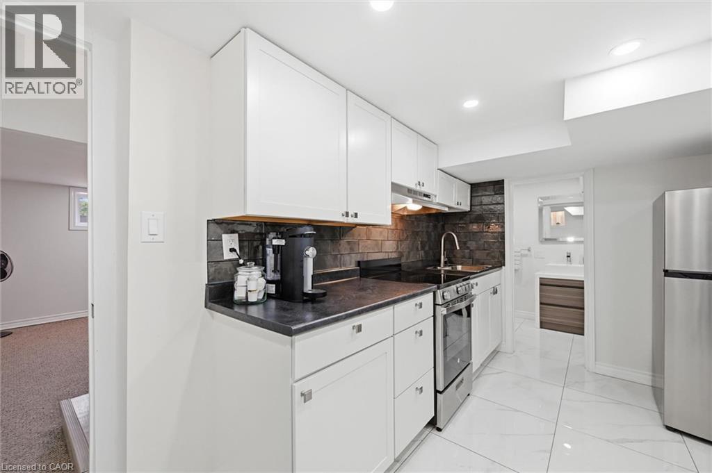 205 Dumbarton Avenue, Hamilton, ON - Indoor Photo Showing Kitchen