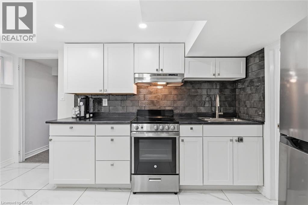 205 Dumbarton Avenue, Hamilton, ON - Indoor Photo Showing Kitchen