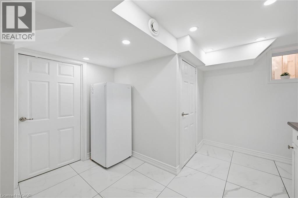 205 Dumbarton Avenue, Hamilton, ON - Indoor Photo Showing Other Room