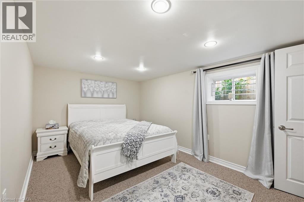 205 Dumbarton Avenue, Hamilton, ON - Indoor Photo Showing Bedroom