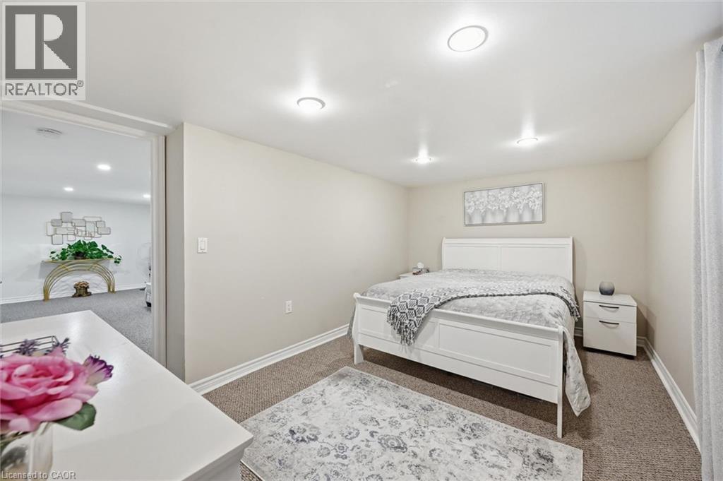 205 Dumbarton Avenue, Hamilton, ON - Indoor Photo Showing Bedroom
