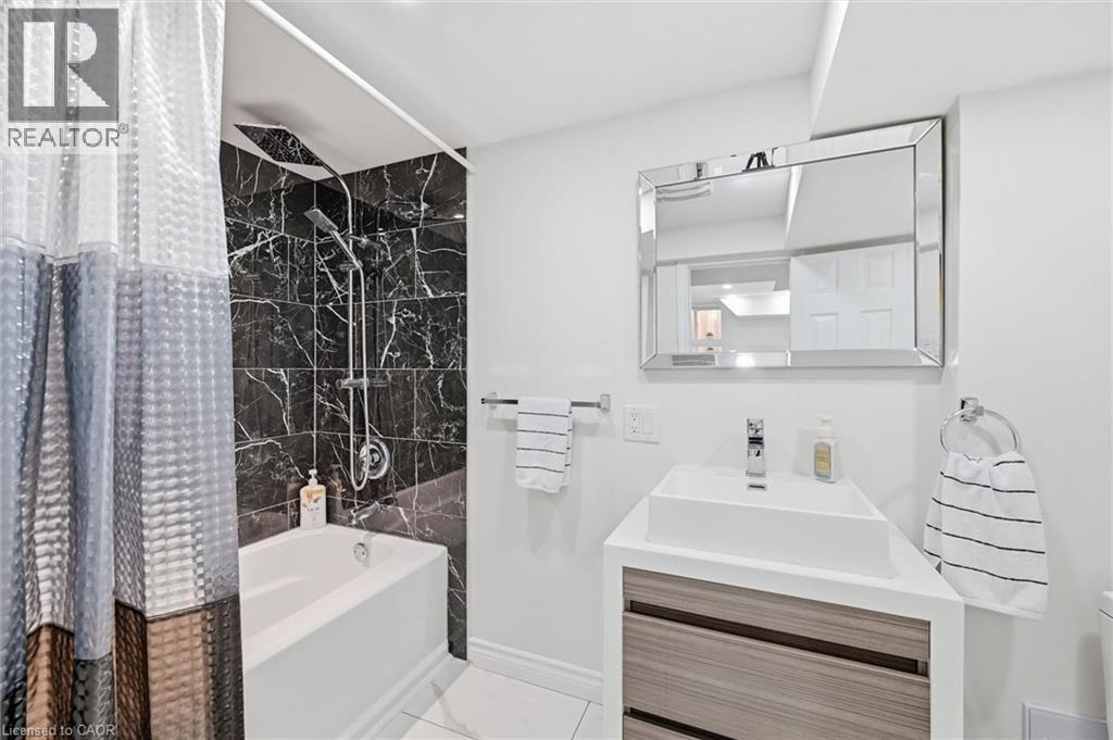 205 Dumbarton Avenue, Hamilton, ON - Indoor Photo Showing Bathroom