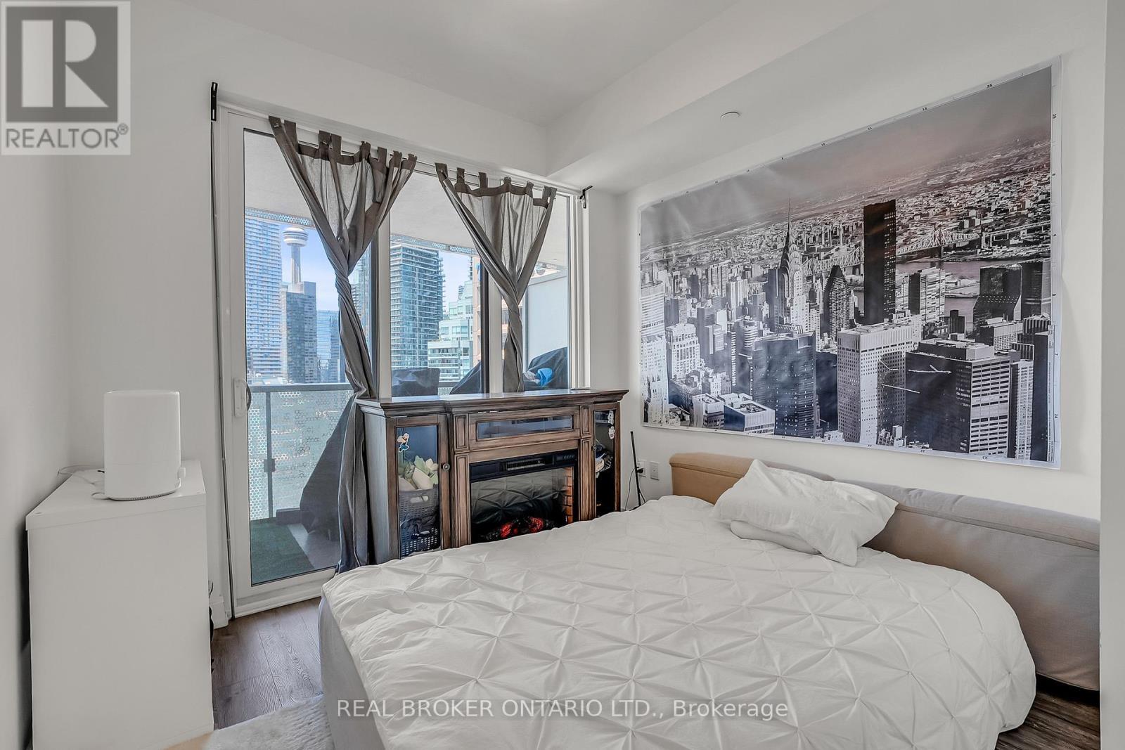 2706 - 15 Queens Quay E, Toronto, ON