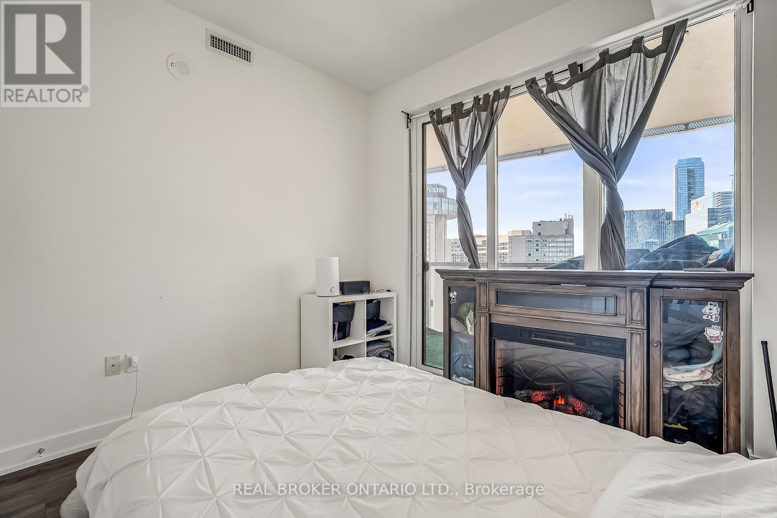 2706 - 15 Queens Quay E, Toronto, ON
