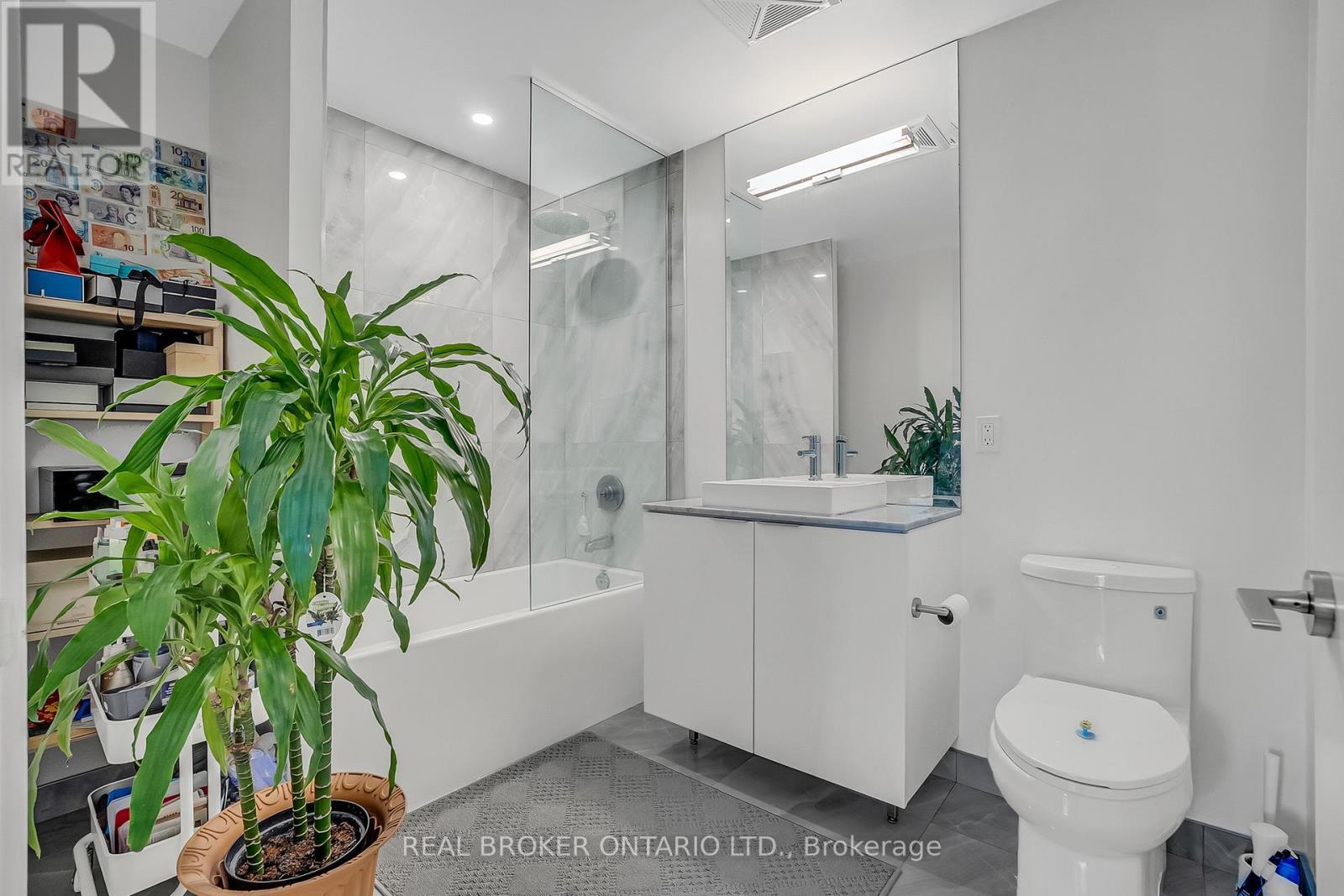 2706 - 15 Queens Quay E, Toronto, ON