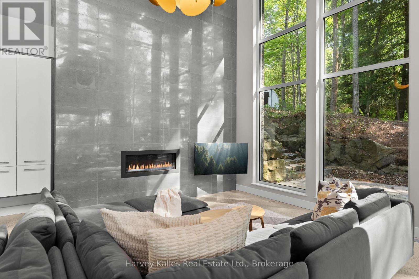 Propane fireplace - 43 Houston Lane, Seguin, ON
