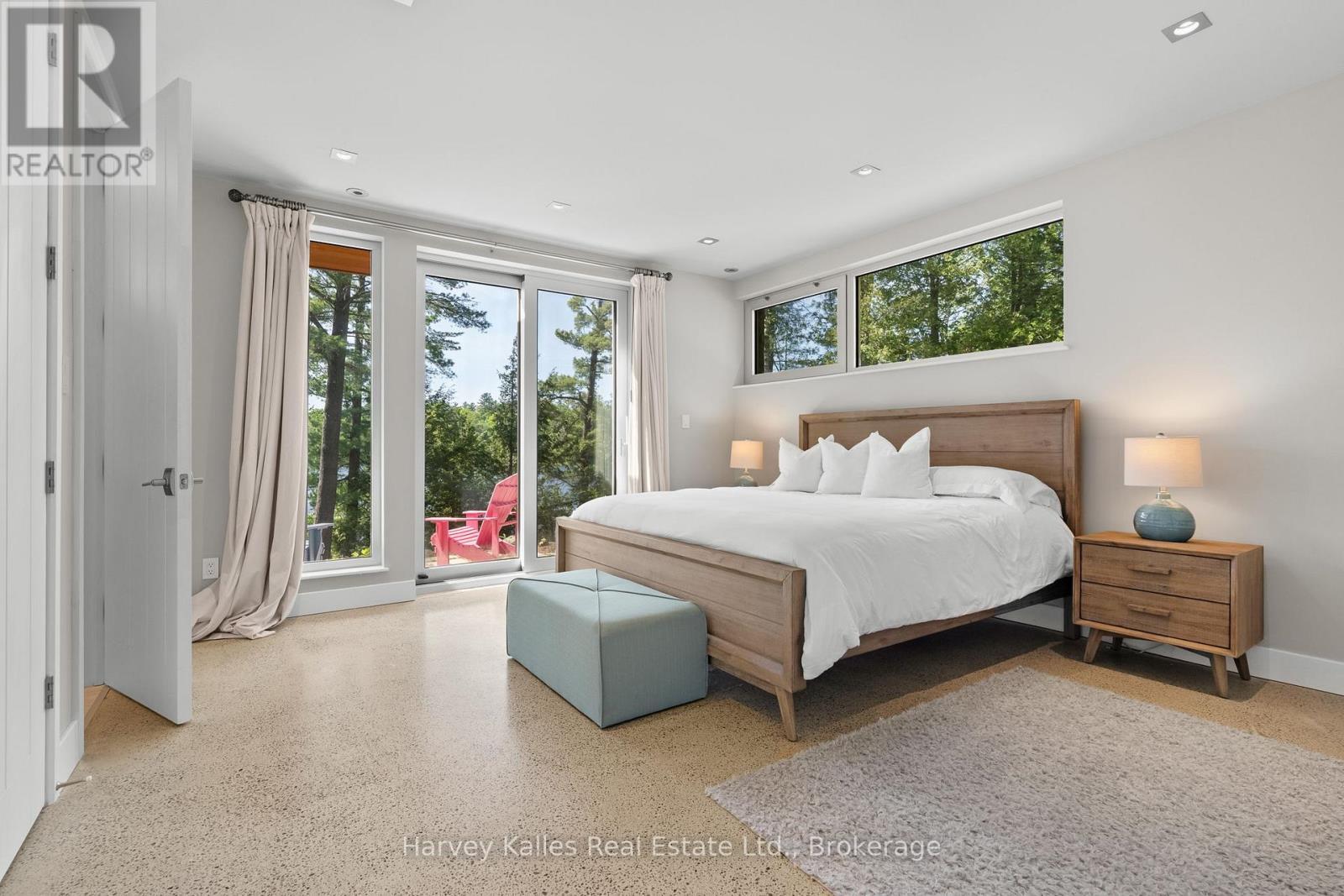Main floor primary bedroom with 3pc ensuite - 43 Houston Lane, Seguin, ON