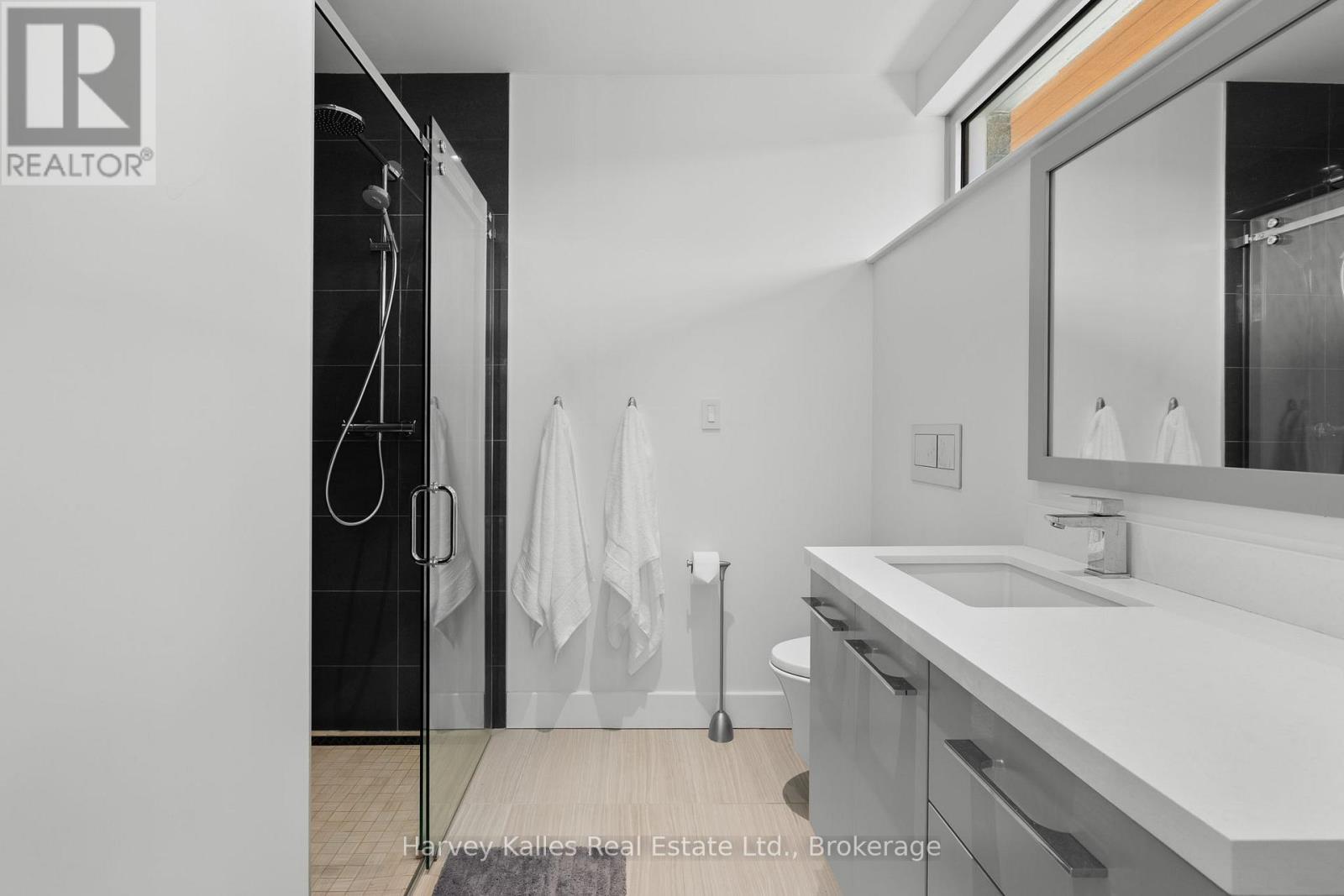 Main floor primary ensuite - 43 Houston Lane, Seguin, ON