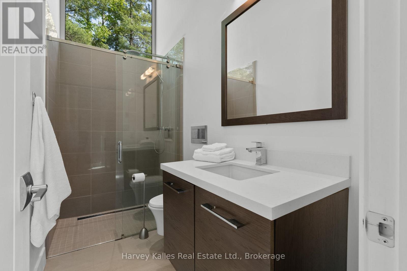 Upper level guest bathroom - 43 Houston Lane, Seguin, ON