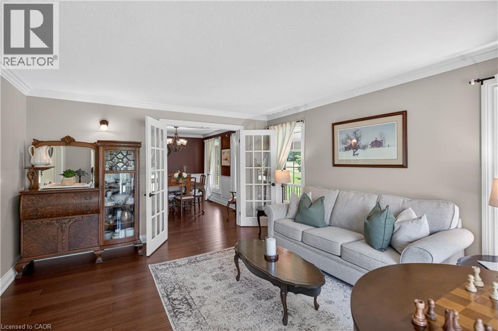 2264 Britannia Road, Burlington, ON - Indoor Photo Showing Living Room
