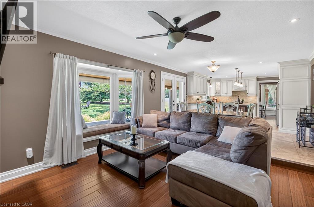 2264 Britannia Road, Burlington, ON - Indoor Photo Showing Living Room