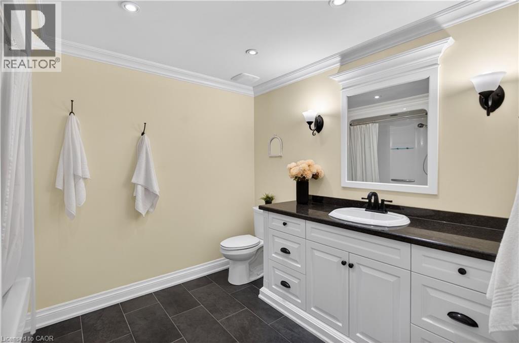 2264 Britannia Road, Burlington, ON - Indoor Photo Showing Bathroom